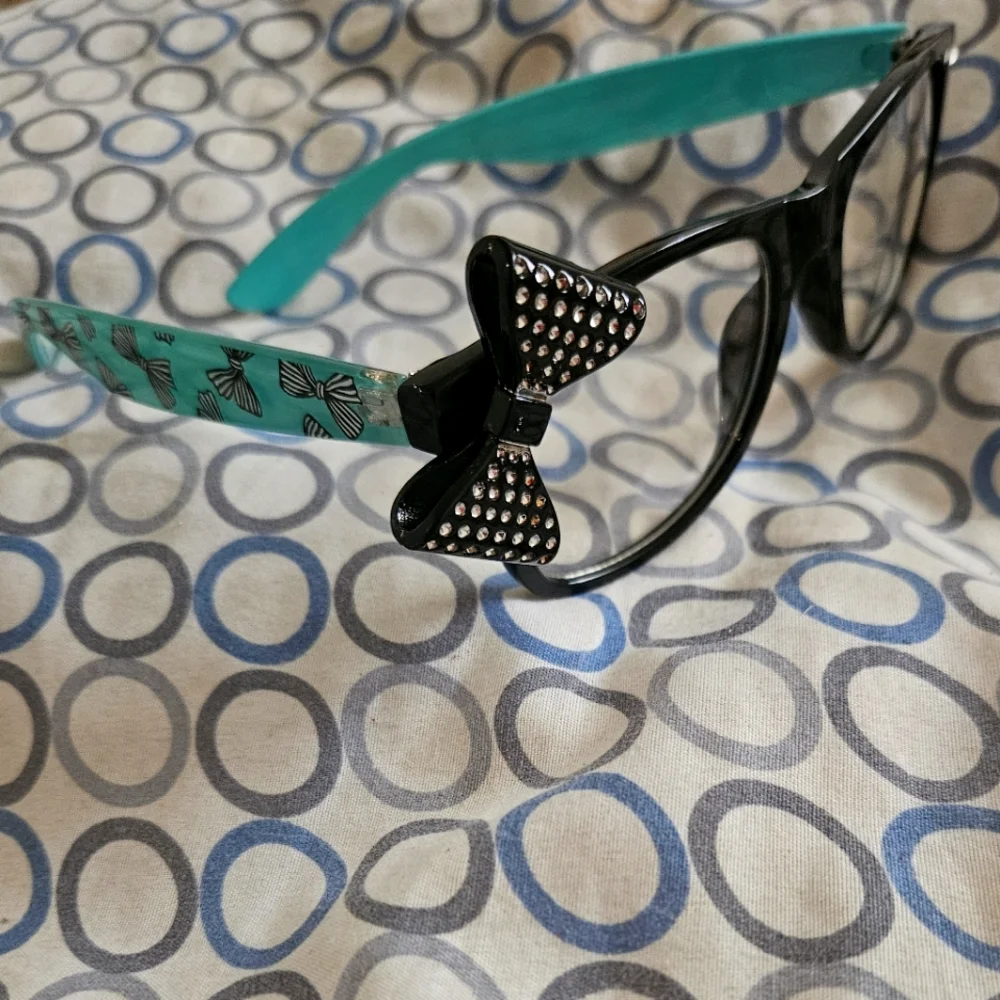 ⚠️Free Bundle Item Hello Kitty glasses clear lenses